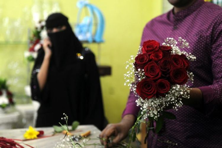 Seorang pedagang mawar merah tengah merangkai dagangannya di jeddah, Arab Saudi, saat Hari Valentine Rabu (14/2/2018).