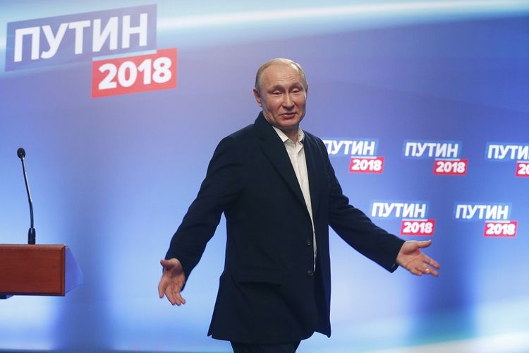President Vladimir Putin usai menggelar jumpa pers di markas kampanyenya di Moskwa, pada 18 Maret 2018. 