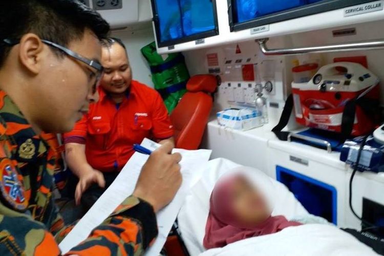 Seorang ibu yang sedang mengandung 4 bulan pingsan dan terjatuh ke rel LRT di Kuala Lumpur, Malaysia, Kamis (19/4/2018). (Facebook/Rapid KL)