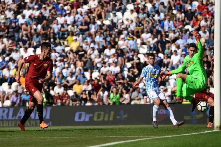 Penyerang AS Roma, Patrik Schick, menyundul bola ke gawang SPAL 2013 pada pertandingan Serie A di Stadion Paolo Mazza, Sabtu (21/4/2018). 