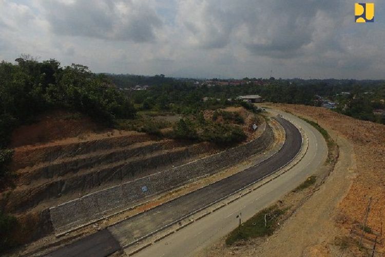 Pelebaran dan perbaikan jalan di wilayah perbatasan Entikong dengan Malaysia.
