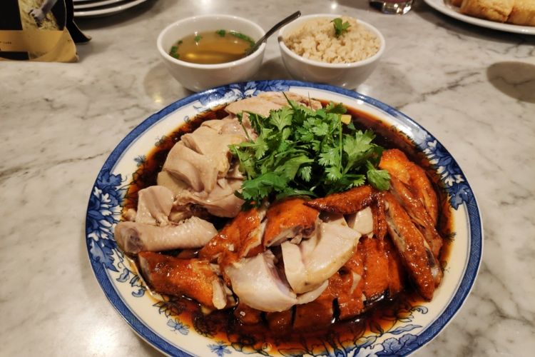 Hidangan ayam rebus, panggang, dan nasi hainan ala Wee Nam Kee.