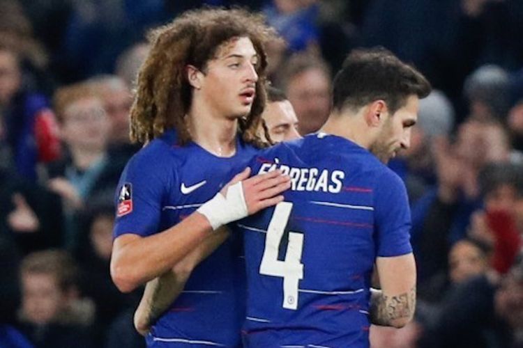 Ethan Ampadu menyelamati Cesc Fabregas saat ditarik keluar pada laga Chelsea vs Nottingham Forest dalam babak ketiga Piala FA di Stadion Stamford Bridge, 5 Januari 2019. 