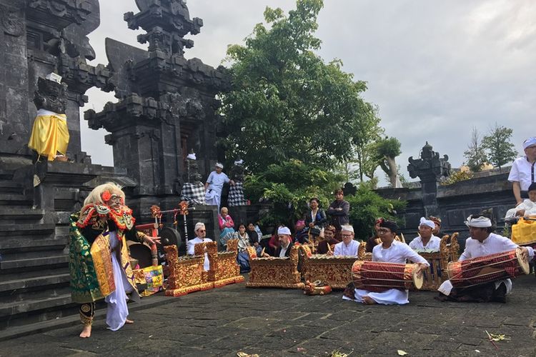 Pagelaran tari tradisional Bali mewarnai peringatan hari raya Saraswati di Belgia, Sabtu (19/7/2017).