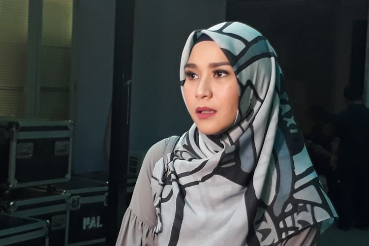 Zaskia Adya Mecca ketika dijumpai wartawan setelah mengisi sebuah acara bincang-bincang di kawasan Mampang Prapatan, Jakarta Selatan, Senin (11/9/2017).