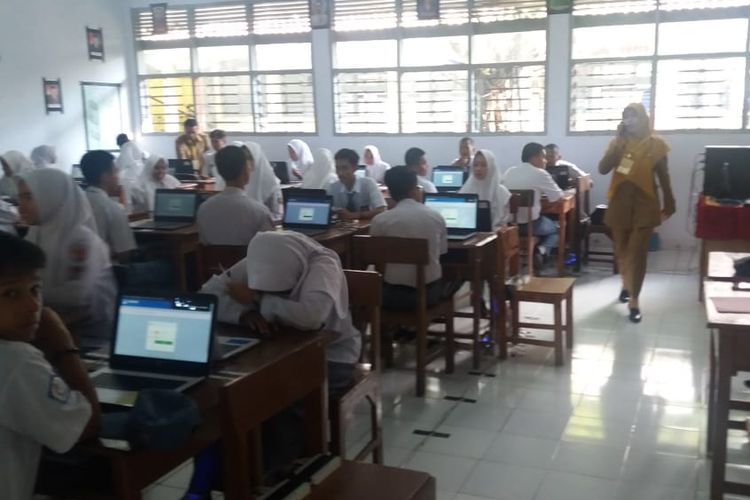 Suasana UNBK di SMAN 6 Makassar. Sebagian besar siswa pakai laptop sendiri untuk isi jawaban. 