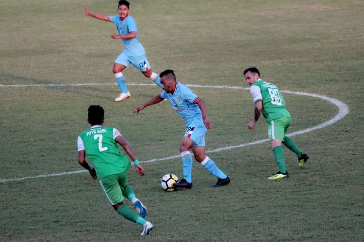 Penampilan Diego Assis (tengah) saat Persela Lamongan menghadapi Bhayangkara FC di Stadion Surajaya, Minggu (16/9/2018).