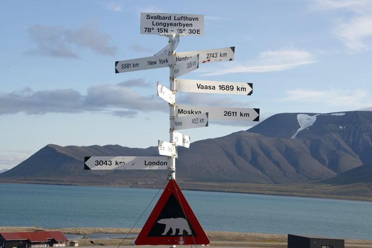 Sebuah papan penunjuk arah dan peringatan bahaya beruang kutub yang terpasang di bandara Longyearbyen, Kepulauan Svalbard, Norwegia.