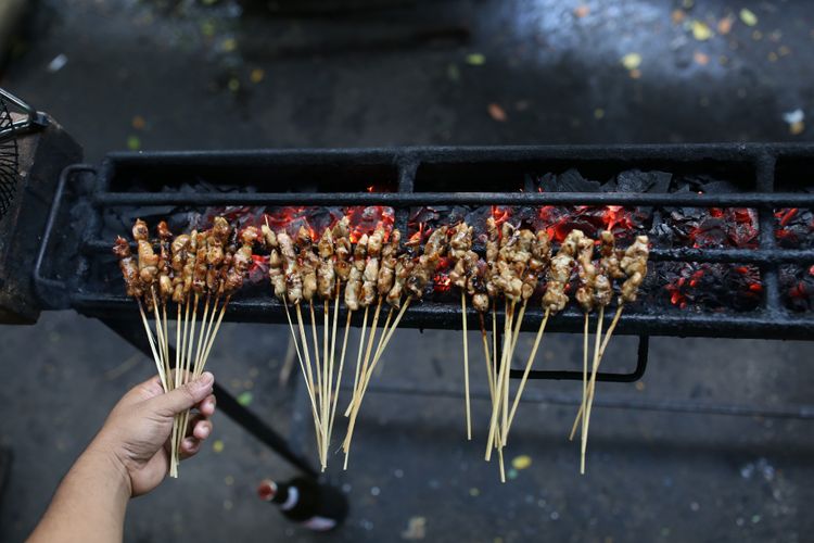 Sate kelinci Karmel Lembang, Bandung hadir di acara Festival Kuliner Serpong (FKS) di Summarecon Mall Serpong, Tangerang, Banten, Kamis (07/09/2017). FKS kali ini mengangkat tema Dari Timur Menuju Barat, berbagai macam kuliner dari tanah pasundan Jawa Barat ada di acara ini seperti kupat tahu, cireng, nasi jamblang dan lain-lain, acara ini akan berakhir pada 10 September 2017 mendatang.