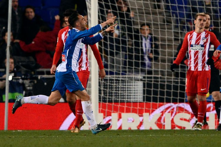 Sergio Garcia merayakan gol Espanyol ke gawang Atletico Madrid di Stadion RCDE, sementara Antoine Griezmann tampak kecewa, Jumat (22/12/2017).