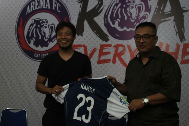 General Manager Arema FC Ruddy Widodo saat memperkenalkan Hamka Hamzah di Kantor Arema FC, Jumat (13/7/2018)