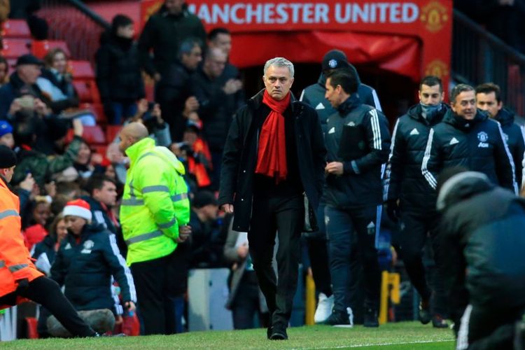 Jose Mourinho memasuki lapangan Stadion Old Trafford jelang pertandingan antara Manchester United dan Burnley, Selasa (26/12/2017).