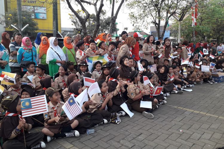 Para siswa pramuka menyambut Obor Asian Games 2018 di TMII, Jakarta Timur, Rabu (15/8/2018)