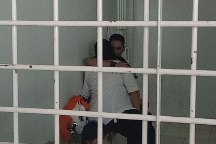 Dhawiya Zaida berpelukan dengan kekasihnya, Muhammad, saat menanti sidang di sel tahanan Pengadilan Negeri Jakarta Timur, Selasa (4/9/2018).