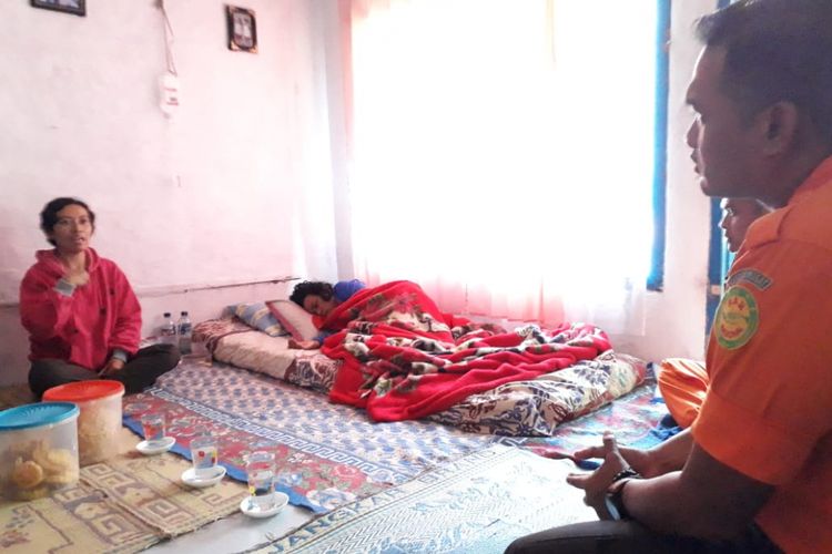 Nining Sunarsih sedang tertidur saat dikunjungi tim Basarnas di Kampung Cibunar, Desa Gede Pangrango, Kecamatan Kadudampit, Sukabumi, jawa Barat, Selasa (2/7/2018). 