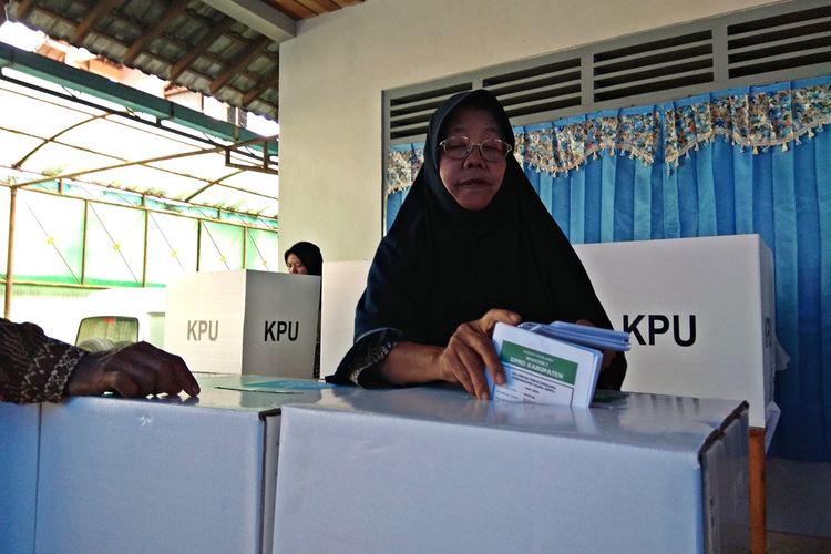  Pelaksanaan Pemilu 2019 di Kabupaten Magetan. Salah satu anggota KPPS di Kabupaten Magetan dilaporkan meninggal dunia saat membantu penghitungan suara di tingkat kecamatan.
