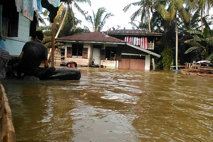 Banjir melanda permukiman warga Desa Pulau Rambai, Kecamatan Kampa, Kabupaten Kampar, Riau, Minggu (11/12/2018).