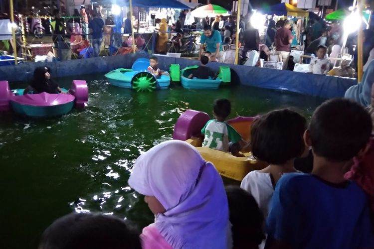 Warga memadati area Pasar Malam, Jalan Merdeka, Kota Lhokseumawe, Minggu (3/2/2018) malam