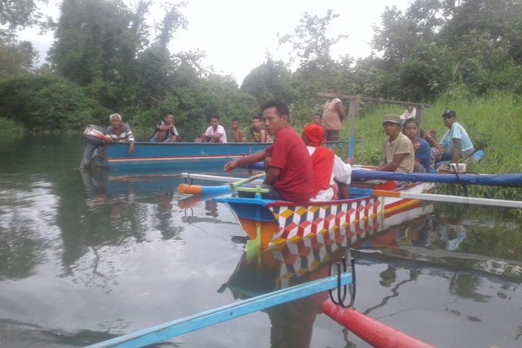 Tim dari Balai Konservasi Sumber Daya Alam (BKSDA) Maluku bersama anggota Polres Maluku Tengah dan tokoh masyarakat mencari potongan tubuh seorang petani yang dimangsa buaya di sungai Ruata, Desa Makariki, Kecamatan Amahai, Kabupaten Maluku Tengah, Sabtu (9/2/2019) 