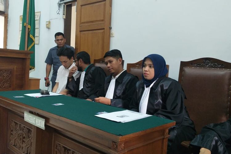 Artis peran Jefri Nichol (kemeja putih) bersama kuasa hukumnya saat menjalani persidangan di Pengadilan Negeri Jakarta Selatan, Senin (9/9/2019).