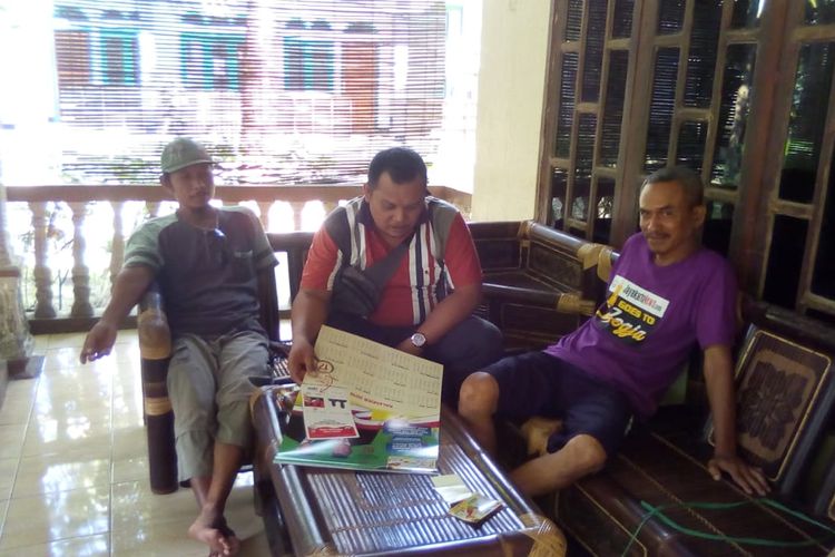 Panwascam Puring melakukan investigasi peredaran kalender Prabowo-Sandi yang terdapat logo Pemkab Kebhmen di Dsa Kaleng Kecamatan Puring, Kabupaten Kebumen, Jateng, beberapa waktu lalu. 