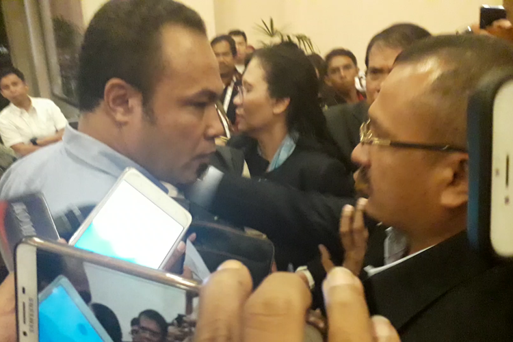 Ketua Divisi Advokasi dan Bantuan Hukum Partai Demokrat Ferdinand Hutahaean menenangkan Sekretaris Divisi Advokasi dan Hukum Partai Demokrat Ardy Mbalembout di lobi Hotel Sultan, Sabtu (13/4/2019).