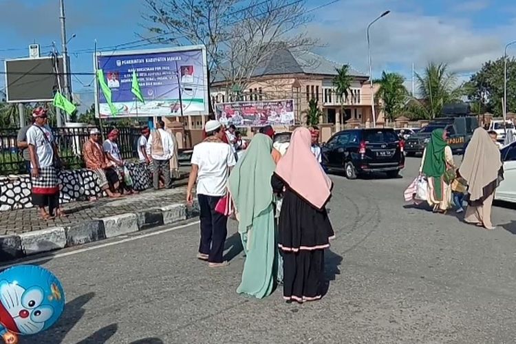 Sejumlah pemuda hindu saat ikut mengamankan shalat Id di Timika, Papua, Rabu (5/6/2019).