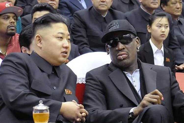 Dennis Rodman bersama dengan Pemimpin Korea Utara Kim Jong Un. 