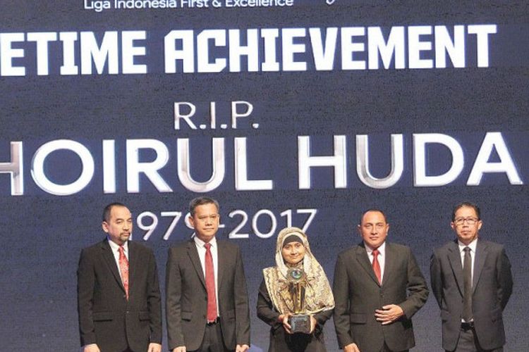Pemberian penghargaan Lifetime Achievement untuk almarhum Choirul Huda pada malam penghargaan Liga 1 musim 2017 di Hotel Mulia, Senayan, Jumat (22/12/2017).