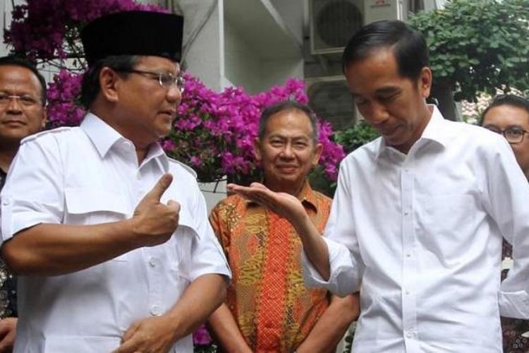 Presiden Republik Indonesia terpilih Joko Widodo mengunjungi Ketua Umum Partai Gerindra yang juga mantan pesaingnya dalam Pilpres lalu, Prabowo Subianto, di Jalan Kertanegara, Jakarta Selatan, Jumat (17/10/2014). Dalam pertemuan tersebut Jokowi bersilaturahmi dan mengundang Prabowo untuk menghadiri pelantikan Presiden Seni 20 Oktober mendatang.