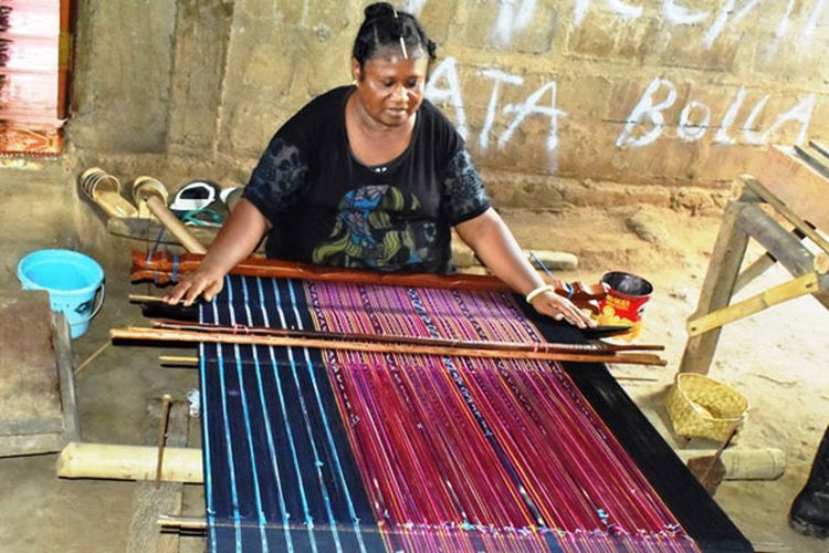 Mama Rosia Retnada Mianti sedang menenun kain tenun Tana Ai di desa Nangatobong, Kecamatan Waiblama, Kabupaten Sikka, NTT, Kamis (28/3/2019).