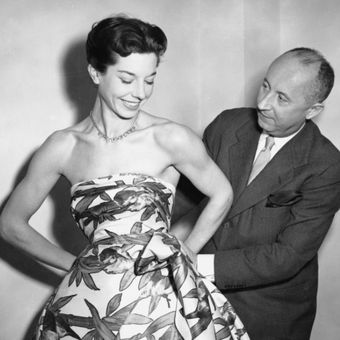 Christian Dior bersama dengan model Dorothy Emms, pada 1952. (Encyclopædia Britannica, Inc)