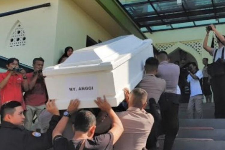Peti jenazah Anggi Rahayu, istri Kapolres Tulungagung AKBP Tofik Sukendar yang tewas dalam kecelakaan Tol Surabaya-Mojokerto, hendak dishalatkan di Masjid Mapolda Jatim, Jumat (28/9/2018). 
