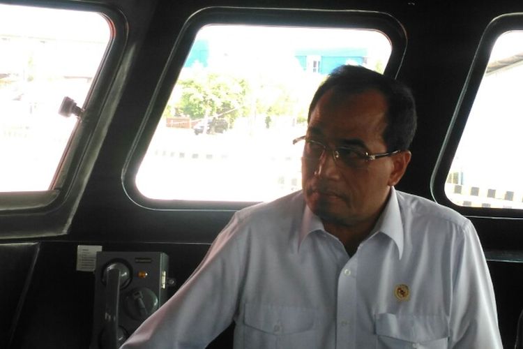 Menteri Perhubungan Budi Karya Sumadi saat berada di Kapal Navigasi (KN) Enggano menuju Pulau Lancang, Kepulauan Seribu, Selasa (1/5/2018).