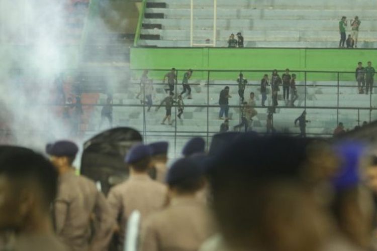 Kericuhan terjadi usai laga PSMS Medan Vs PSM Makassar di Stadion Teladan, Medan, Sumatera Utara, Senin (23/7/2018).