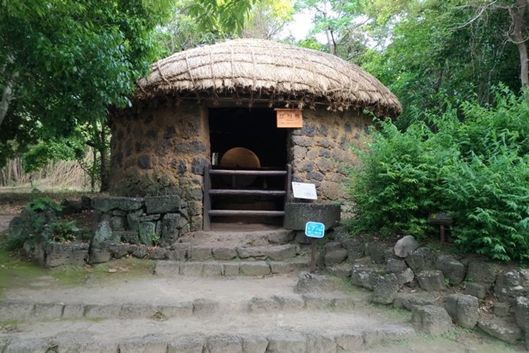 Replika rumah penggilingan di permukiman pegunungan yang ada di Jeju Folk Village, Jeju, Korea Selatan. Foto diambil 30 Mei 2017.
