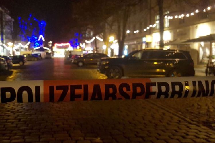 Garis polisi terpasang di depan Pasar Natal Potsdam, Jerman, Di sana, polisi menemukan sebuah paket yang dicurigai sebagai bom (1/12/2017).