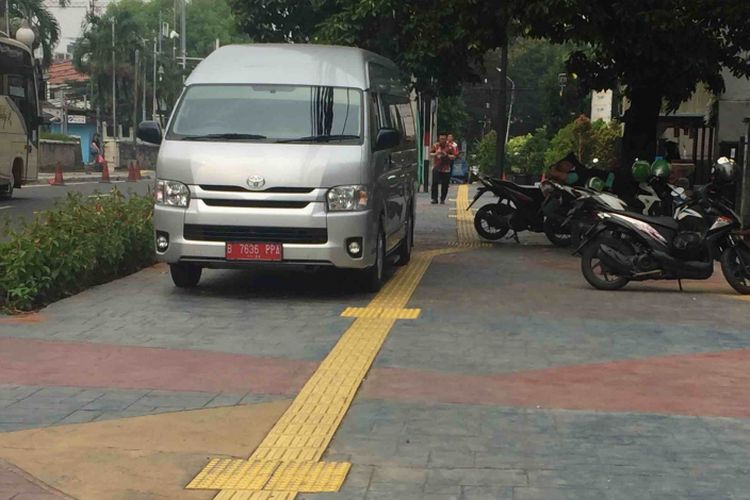 Sejumlah kendaraan parkir di trotoar Jalan Sunda, Jakarta Pusat, Selasa (9/7/2018). Trotoar seluas lebih dari 8 meter itu dijadikan tempat parkir belasan sepeda motor serta sebuah mobil berplat merah bernomor polisi B-7636-PPA.