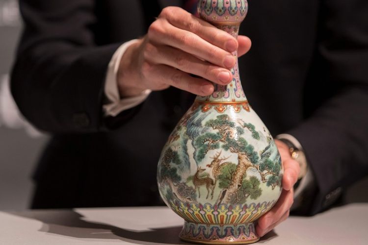 Vas antik China dari abad ke-18 dipamerkan oleh rumah lelang Sothebys di Perancis.