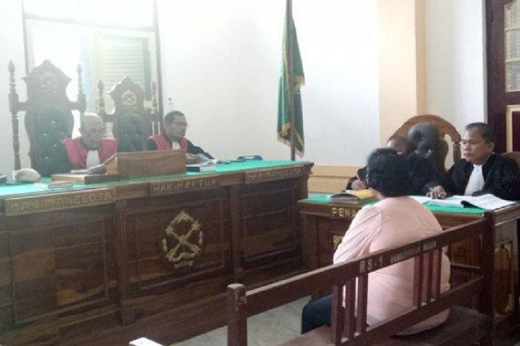 Guru SD Nomor 027144 Kelurahan Damai Kota Binjai, Demseria Simbolon, duduk di kursi pesakitan usai memalsukan kematiannya, di Pengadilan Negeri (PN) Medan, Sumatera Utara, Jumat (3/5/2019).