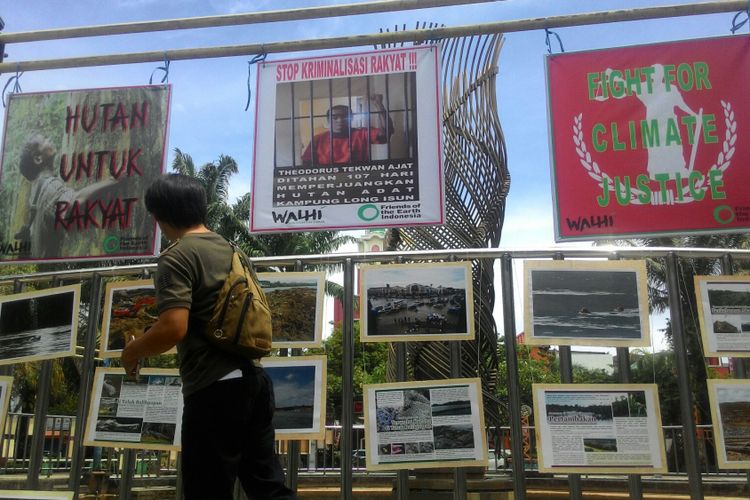 Foto-foto kerusakan alam Kaltim dan para aktivis adat yang dijebloskan ke penjara  dipajang tak jauh dari konverensi para gubernur dari 35 provinsi dan negara bagian menjalani konverensi GCF 2017. Ini jadi bentuk protes  para aktivis atas kerusakan lingkungan hidup di Kaltim.