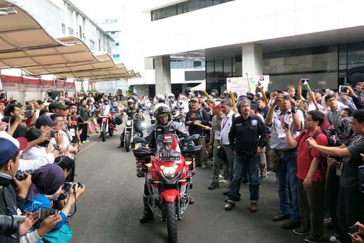 Acara pelepasan pemotor tunggal (solo rider) asal Indonesia yakni Stephen Langitan akan melakukan perjalanan dari Jakarta menuju London, Inggris di Kementerian Perhubungan, Jakarta, Minggu (25/3/2018).