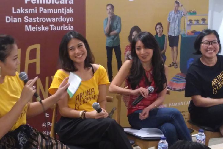 Dian Sastrowardoyo (kedua dari kiri); penulis buku Aruna dan Lidahnya, karya Laksmi Pamuntjak (kedua dari kanan); dan produser Meiske Taurisia (paling kanan) hadir dalam diskusi buku tersebut di Aksara Bookstore Kemang, Jakarta Selatan, Jumat (3/8/2018).