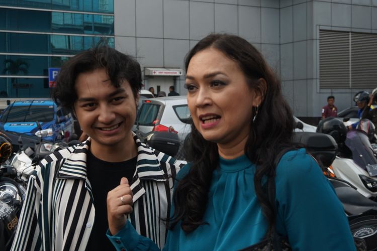 Ira Wibowo bersama anaknya Andhika Radya Bagaskara saat ditemui usai tampil di salah satu acara stasiun televisi swasta di kawasan Mampang, Jakarta Selatan, Senin (1/10/2018). 