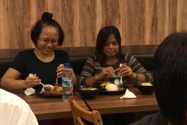 Wiwi Wulandari dan Ida Nurcahyani saat ditraktir Presiden Joko Widodo makan bebek goreng di Lucky Plaza, Singapura, Selasa (14/11/2018).
