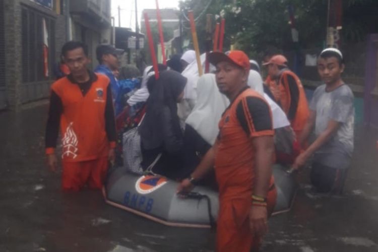Banjir setinggi 80 sentimeter, warga diangkut menggunakan perahu karet, di Jalan Laning, Kampung Rambutan, Jakarta Timur, Selasa (11/12/2018)