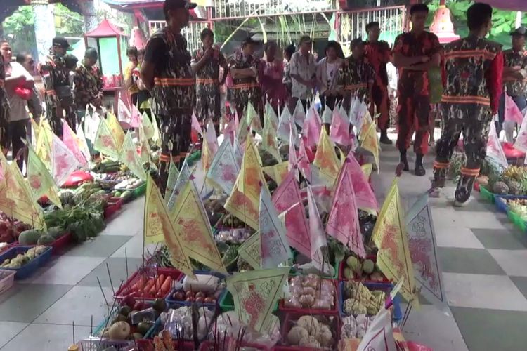 Sejumlah sesajian yang didoakan untuk arwah dalam ritual sembahyang rebut di kelenteng Paticca Samupada, Jalan Waru, Pontianak (5/9/2017)