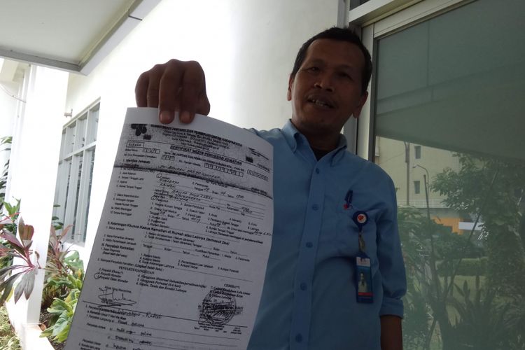 Petugas pelayanan jenazah rumah duka RS Harapan Kita, Jakarta, Sumanto ketika menunjukkan sertifikat medis penyebab kematian di rumah duka RS Harapan Kita Jakarta, Rabu (29/11/2017).