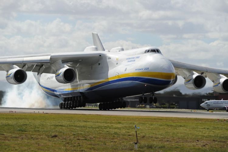 An-225 pernah membuat kagum dunia dengan ukurannya. Lebar rentang sayapnya saja bisa mencapai 81 meter.