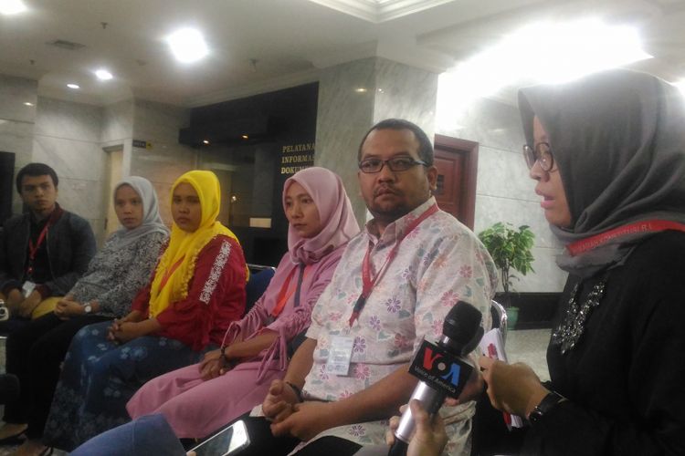 Kuasa hukum pemohon uji materi UU Perkawinan, Anggara (kedua dari kanan), bersama para pemohon saat jumpa pers di Gedung MK, Jakarta, Kamis (13/12/2018). 